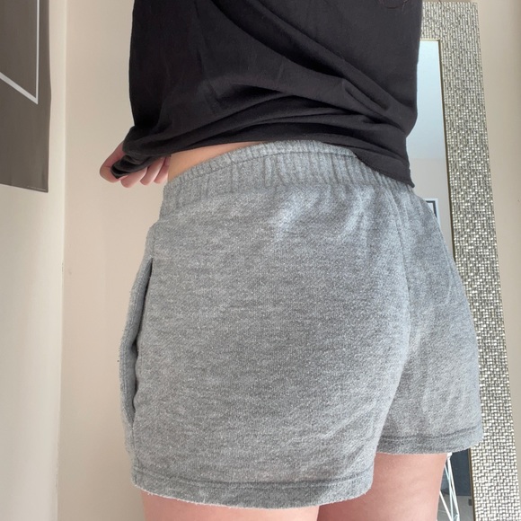 (SOLD ON INSTAGRAM‼️) Garage sweat shorts! - Picture 4 of 5